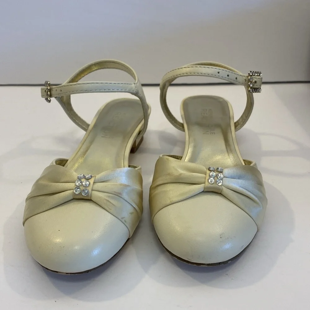 Kenneth Cole Reaction Girls ‘What A Dress” Ivory Closed Toe Leather Shoes‎